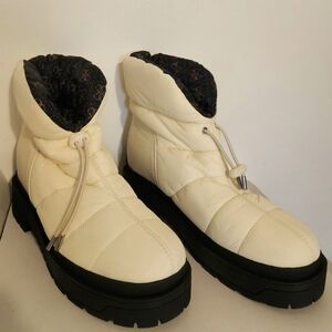 New In box. Guess Leeda2 10 Med. Ivory